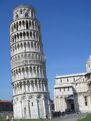 Падающая башня имеет цилиндрическую форму